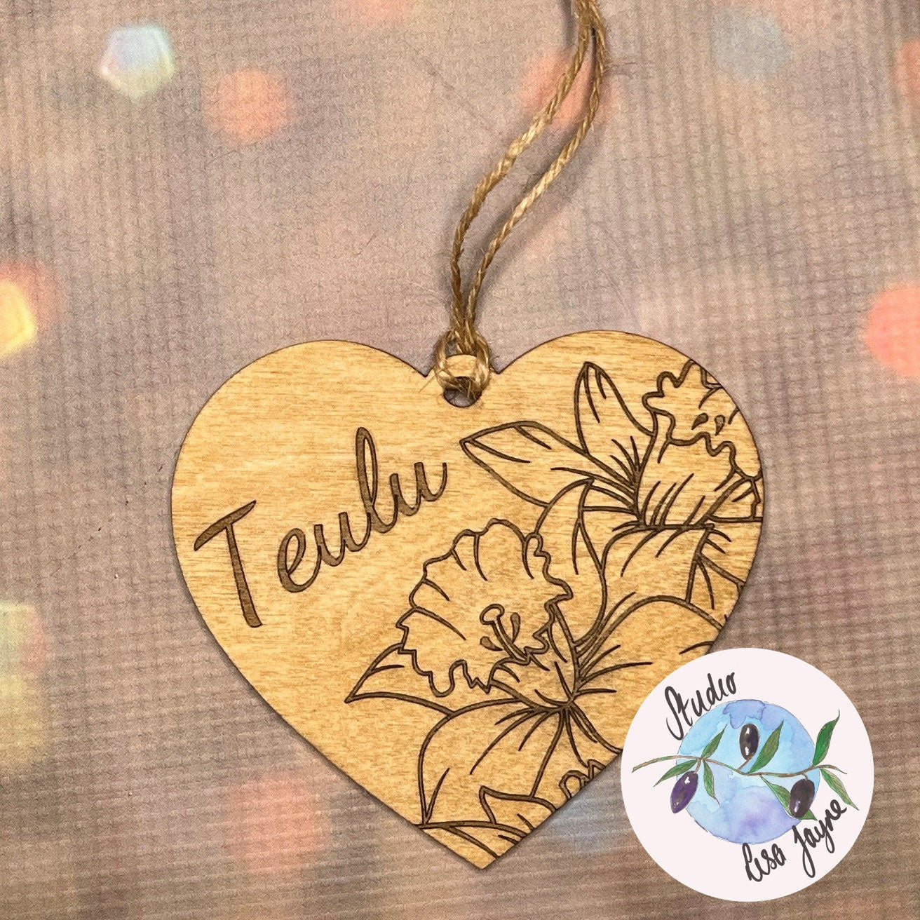 Welsh Daffodil Teulu Engraved Wooden Hanging Heart Decor