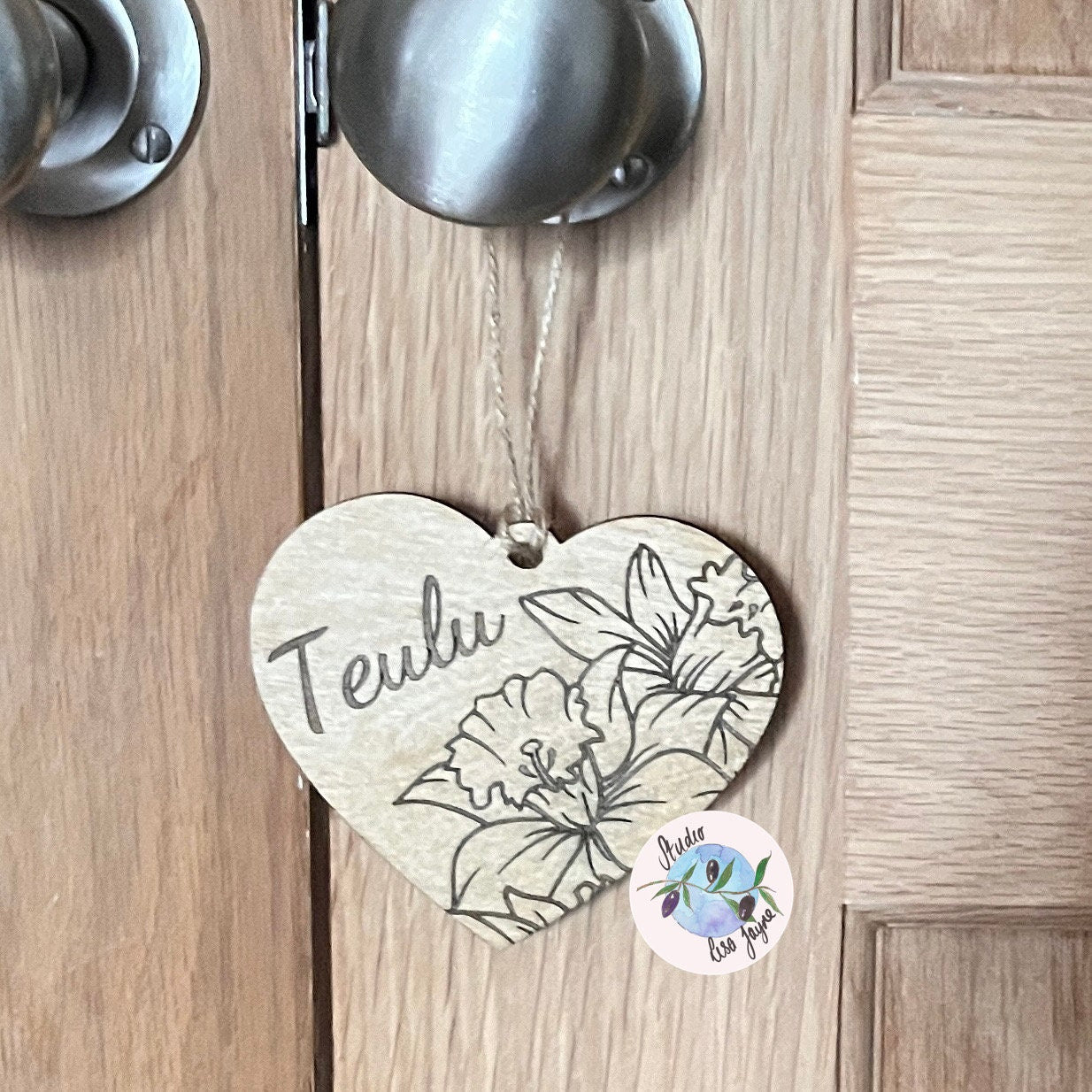 Welsh Daffodil Teulu Engraved Wooden Hanging Heart Decor