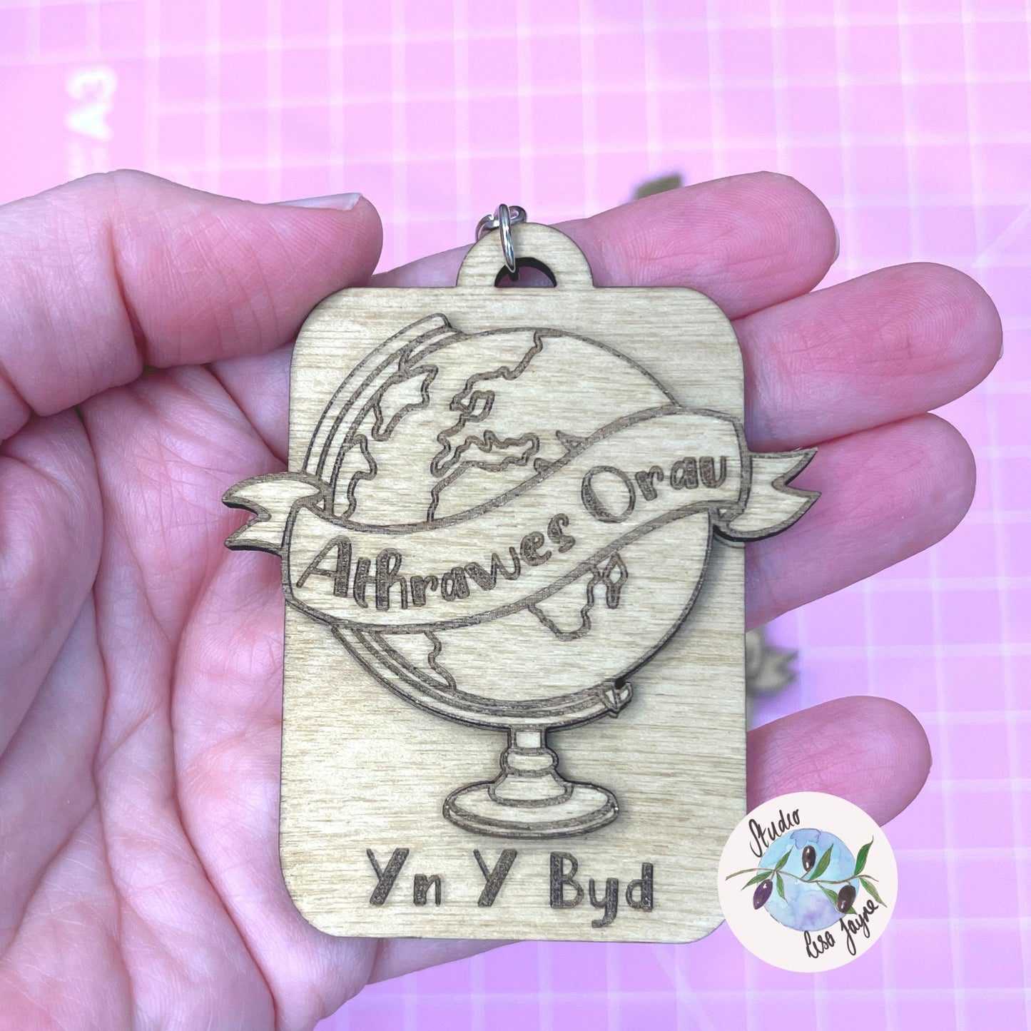 Athrawes Orau Yn Y Byd|Athro Gorau  Best Teacher In The World Wooden Keyring - Globe