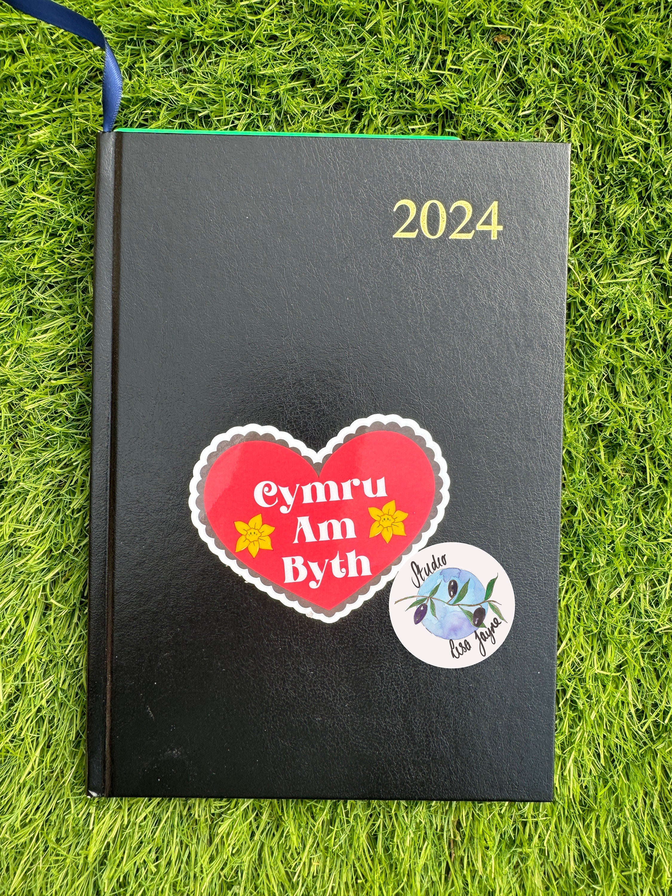 Cymru Am Byth Heart Design Featuring Dilys Daffodil Waterproof Vinyl Sticker