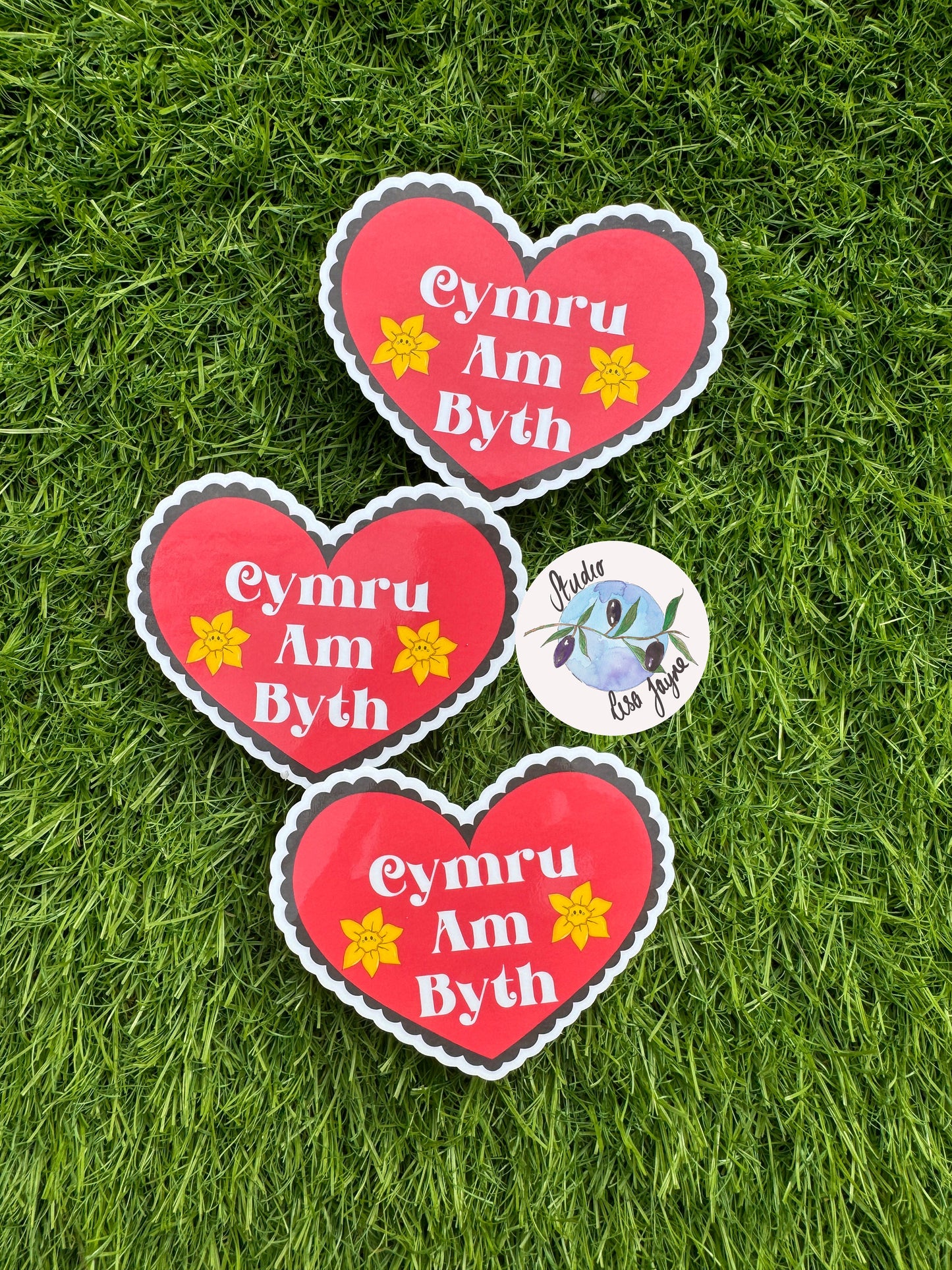 Cymru Am Byth Heart Design Featuring Dilys Daffodil Waterproof Vinyl Sticker